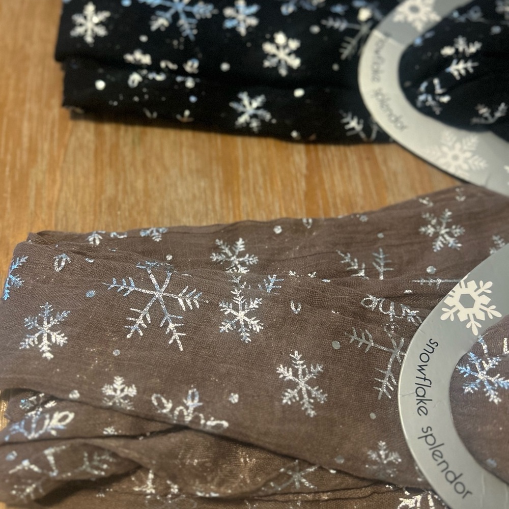 Lavello Snowflake Splendor Scarf Set - Picture 5 of 8